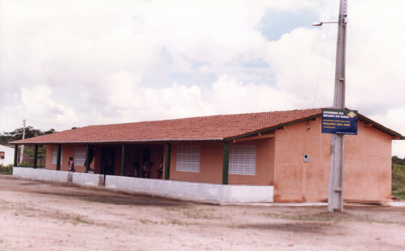 Escola de Ensino Fundamental Raimundo Alves Batista em 2000.
