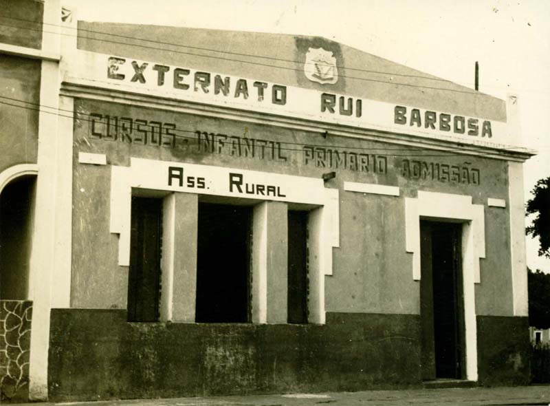 Imagem do Externato Rui Barbosa na década de 1950.