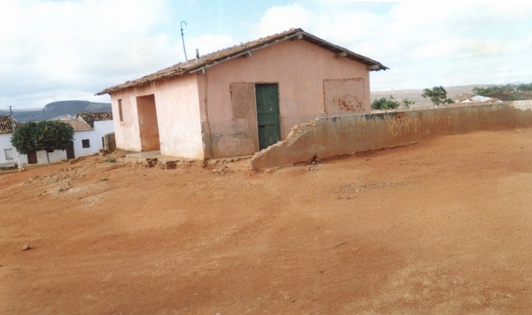 Imagem do Posto da Saúde da vila do Jacampari, em 2002.